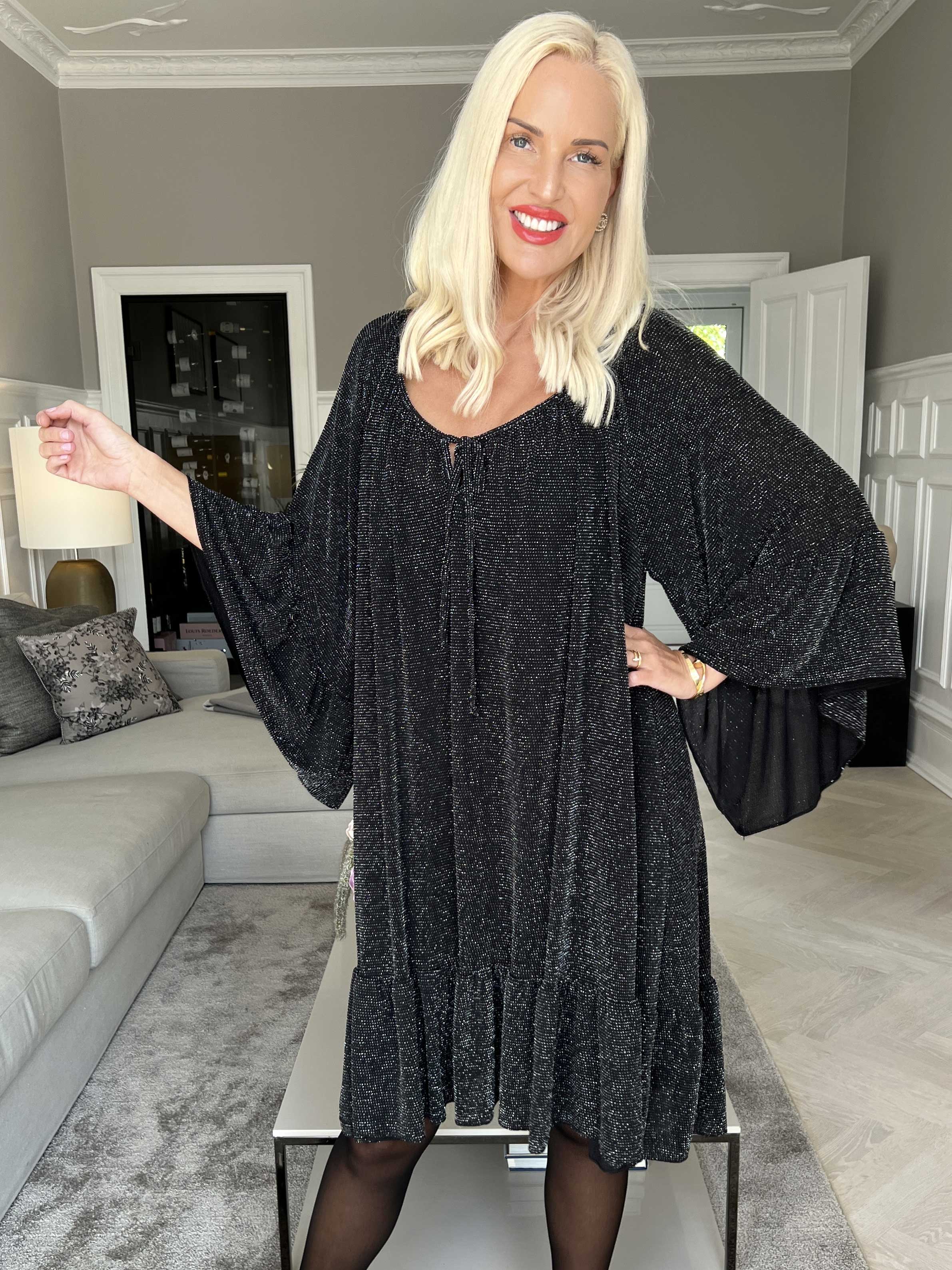 Kenya Edge - Tunikaklänning med chiffonglager och spetskant